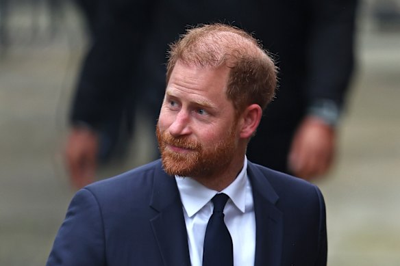 Il principe Harry è coinvolto in una battaglia legale di gruppo con l'Associated Newspapers a Londra.