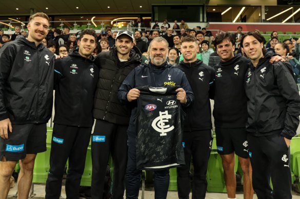 Carlton players, from left, with Ange Postecoglou (middle): Sam Durdin, Adam Cerra, Brodie Kemp, Sam Walsh, Elijah Hollands, and Ollie Hollands.