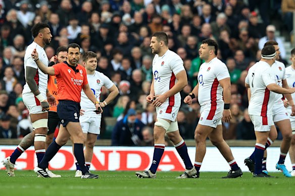 England flanker Charlie Ewels was sent off after 80 seconds.