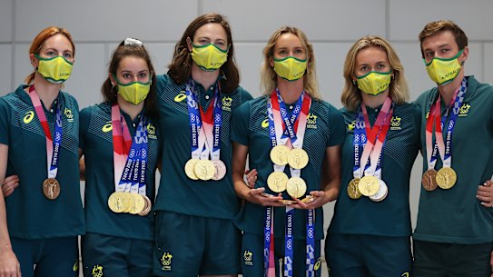 Medallists Emily Seebohm, Kaylee McKeown, Cate Campbell, Emma McKeon, Ariarne Titmus and Izaac Stubblety-Cook.