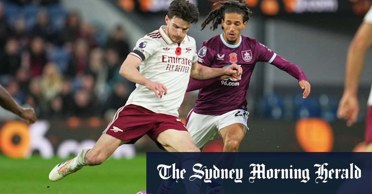 Arsenal wins again to extend lead; Manchester United salvages late draw