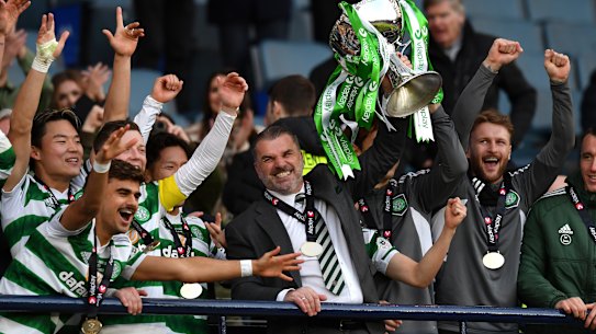 Ange Postecoglou lifts the Scottish League Cup.