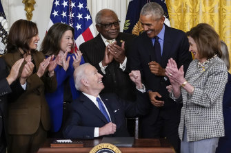 Il presidente degli Stati Uniti Joe Biden esamina il suo predecessore Barack Obama dopo aver firmato un ordine esecutivo alla Casa Bianca a Washington martedì.  Questa è stata la prima visita di Obama dalla vittoria elettorale di Biden.