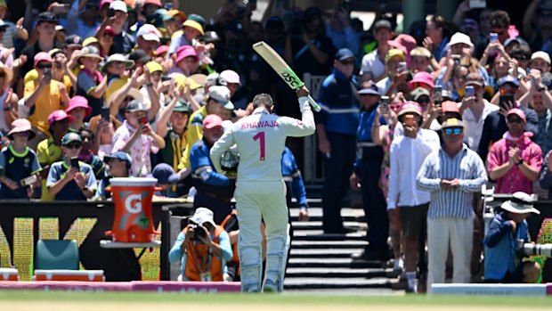 Troca da guarda: Usman Khawaja cumprimenta a multidão após seu último turno de teste.