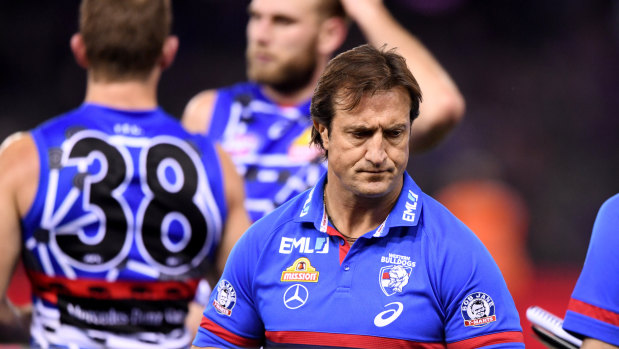 Bulldogs coach Luke Beveridge  with his players at the break during their loss to Melbourne.