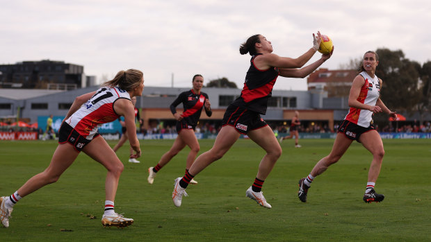 Bonnie Toogood in action for the Bombers against the Saints at Windy Hill.