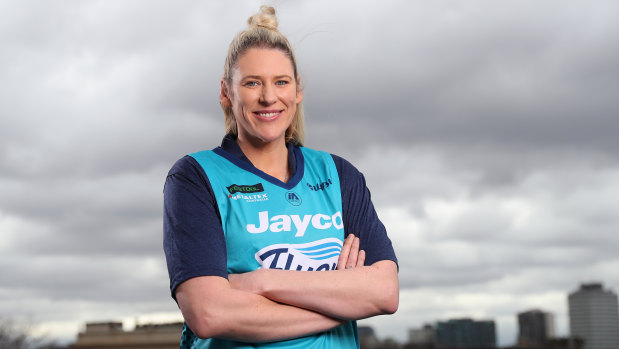 Lauren Jackson has signed on for the Dandenong-based Southside Flyers in a massive boost for the WNBL.