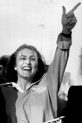 Kay Cottee's victory wave as she arrives at Darling Harbour, June 5, 1988.