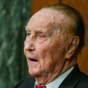 Senatör Strom Thurmond, 48 yıllık hizmetinin ardından Senato'dan emekli oldu.