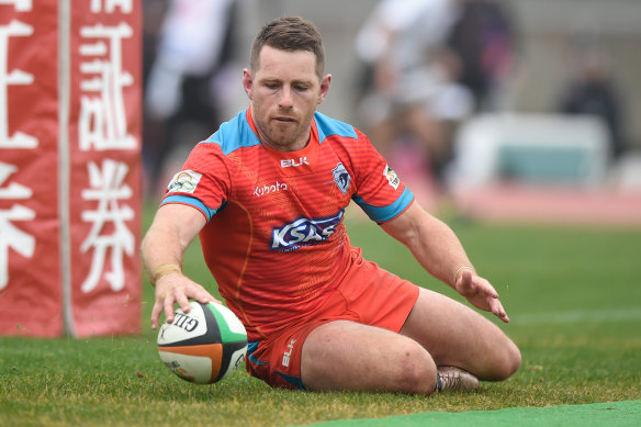 Bernard Foley scores a try for Kubota Spears in Japan's Top League.