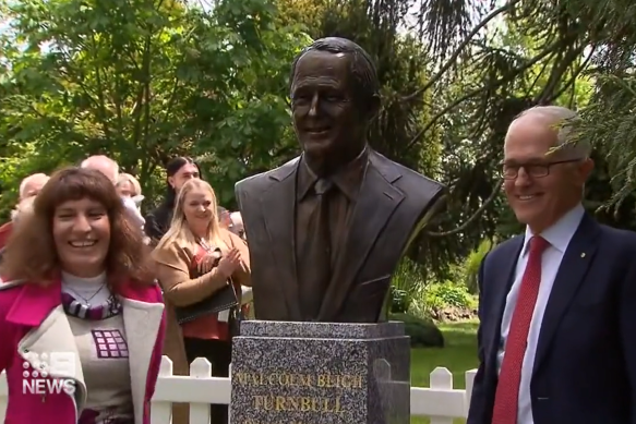 Malcolm Turnbull and sculptor Linda Klarfeld unveil a bronze bust of the former prime minister on Friday afternoon at Ballarat.