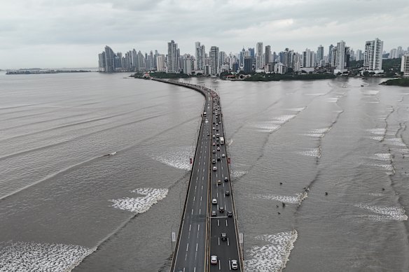 Cars at a standstill in Panama City following the tsunami warning.