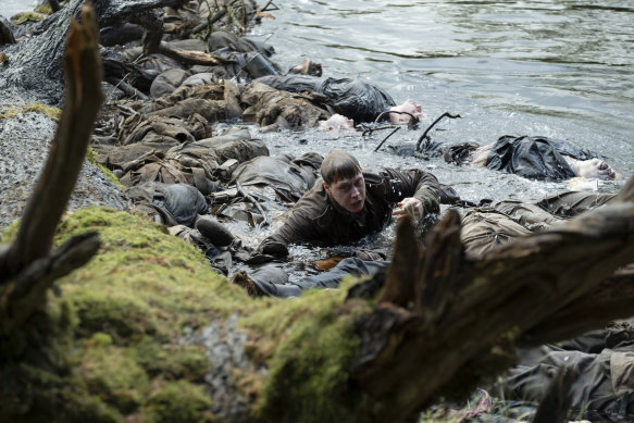 The river scene was filmed on a water sports course with concrete banks. The grassy verges seen in the film were added in post-production.