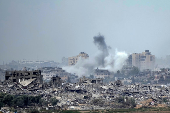  The November 2023 ruins of Beit Hanoun in northern Gaza after seven weeks of bombing. The Palestinian Civil Emergency Service says tens of thousands of people are now marooned there. 