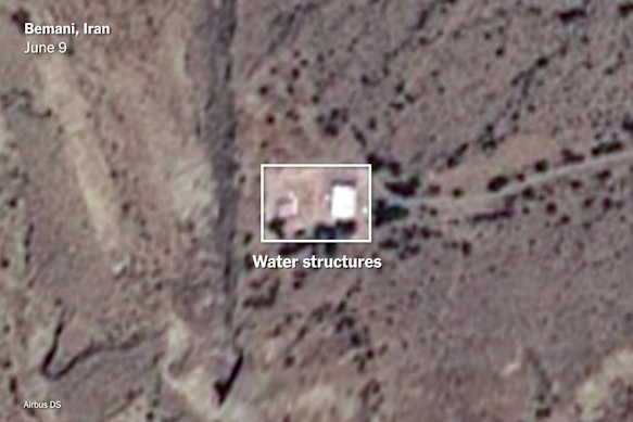 Un'immagine satellitare di martedì mostra la piccola struttura a sinistra ancora intatta.