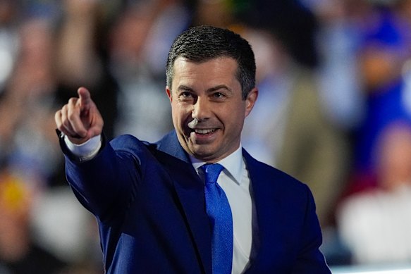Harris mengatakan dalam buku itu dia merasa dia tidak bisa memilih Pete Buttigieg sebagai pasangannya karena dia adalah seorang wanita kulit hitam dan dia adalah seorang pria gay.