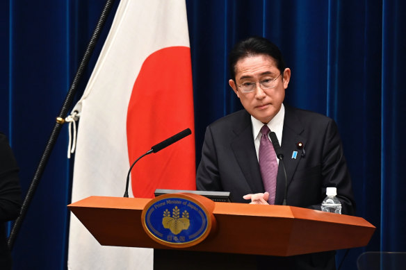 Japonya Başbakanı Fumio Kişida, 16 Aralık Cuma günü Tokyo'daki başbakanlık resmi konutunda düzenlediği basın toplantısında.
