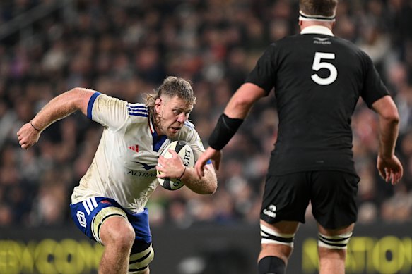 Tom Staniforth leva os All Blacks.