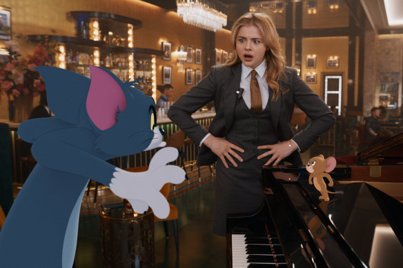 Chloe Grace Moretz as Kayla with the film’s eponymous misfits Tom the cat and Jerry the mouse. 