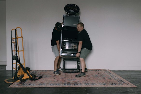 Walshe obtained a real pokies machine for the experiment. 