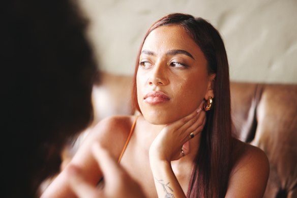 Both single people and those in relationships can suffer from a lack of effort. 