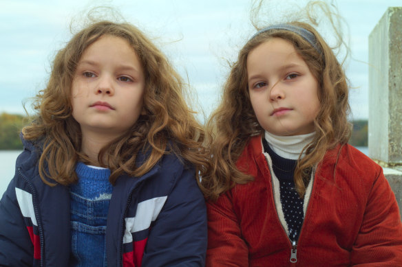 Twins Josephine and Gabrielle Sanz play mother and daughter in Petite Maman.
