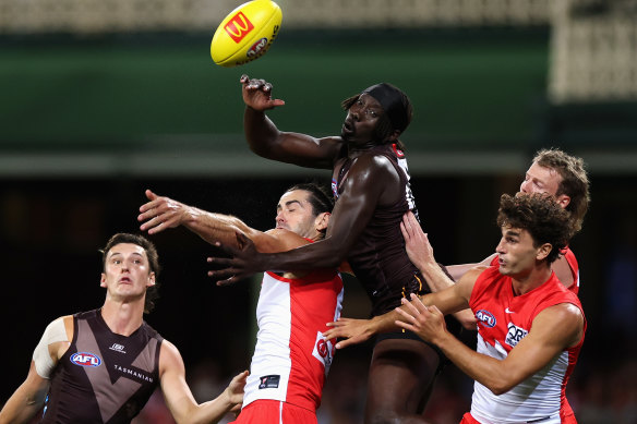 Mabior Chol of the Hawks and Brodie Grundy of the Swans contest the ball.