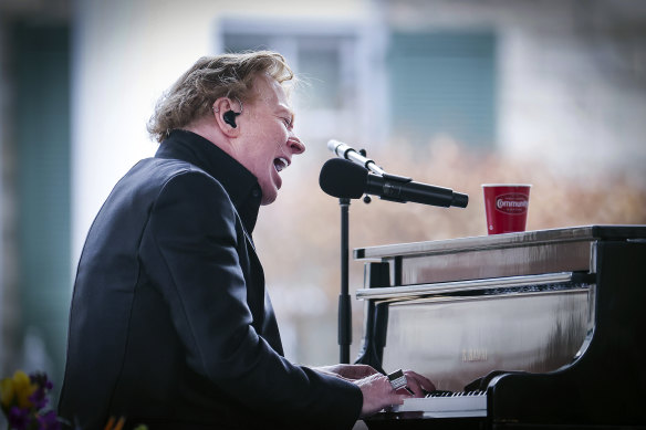 Axl Rose plays November Rain at a memorial service for Lisa Marie Presley.