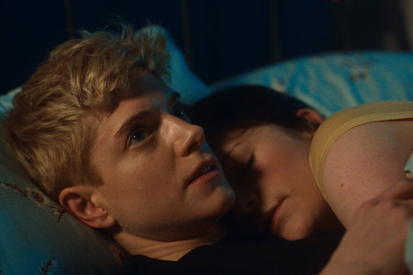 New Netflix comedy Feel Good stars stand-up Mae Martin as herself and her love interest George (Charlotte Ritchie).