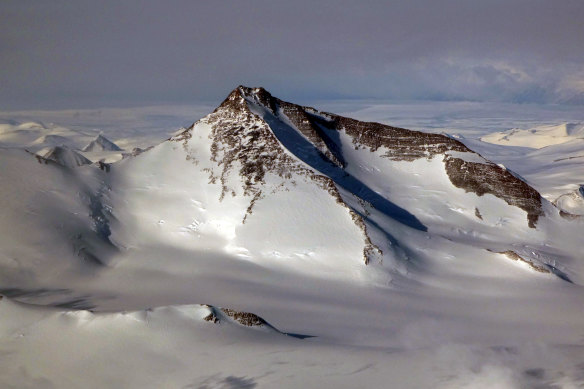 Mount Minto rises more than 4000 metres above sea level. It was first climbed by Greg Mortimer and Lincoln Hall. 
