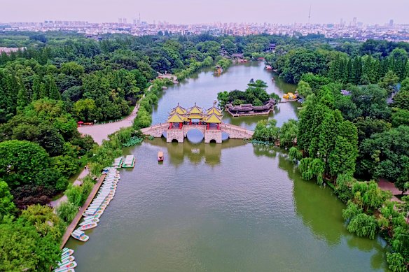 West Lake at Yangzhou.