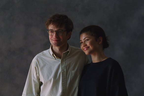 Robert Pattinson and Zendaya in The Drama: love at first sight.