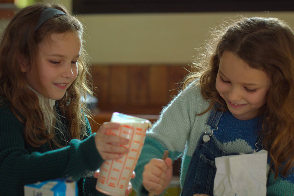 Twins Josephine and Gabrielle Sanz play mother and daughter in Petite Maman. 