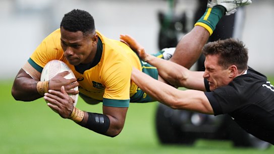 Filipo Daugunu scores on debut for the Wallabies.