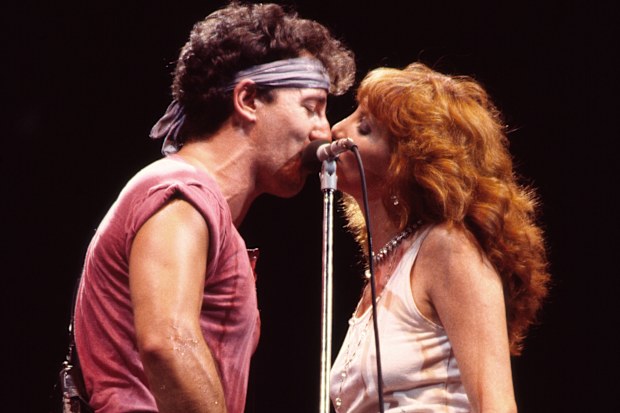 Bruce Springsteen ve Patti Scialfa, 1985 yılında 'Born in the USA' turnesinde sahne alırken.