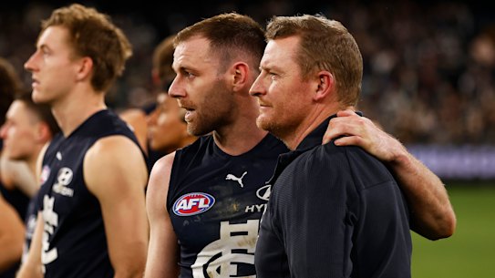 Sam Docherty com o técnico do Carlton, Michael Voss.