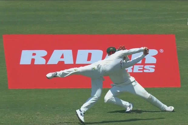 Steve Smith bir wicket alıyor.