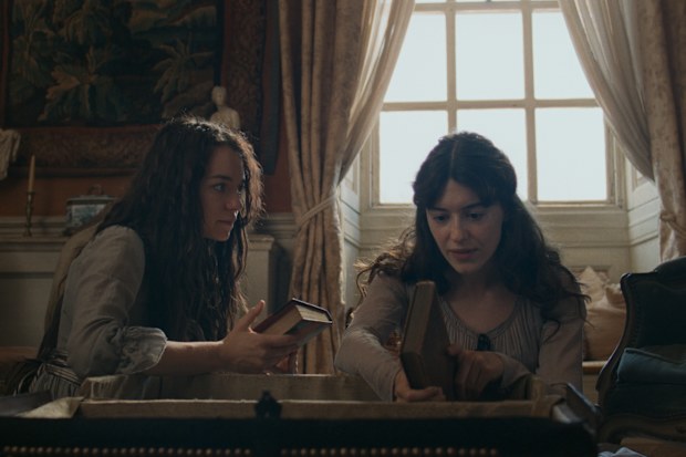 Esmé Creed-Miles stars as Marianne Dashwood and Daisy Edgar-Jones as Elinor Dashwood in SENSE and SENSIBILITY, a Focus Features release.