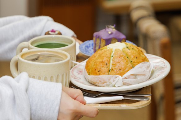 Tori’s famous buttery garlic bread with cream cheese.