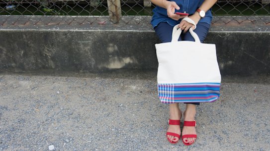 Woman carrying cloth bag, sustainable shopping. Photo: Shutterstock