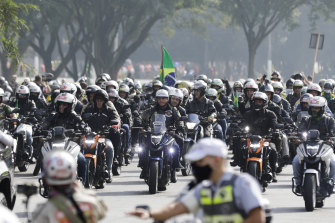 Bolsonaro (centro) lidera a los fanáticos de las motocicletas que se han reunido en un desfile en apoyo del presidente. 