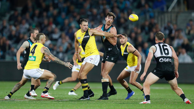 Toby Nankervis and Scott Lycett contest a ruck contest. 