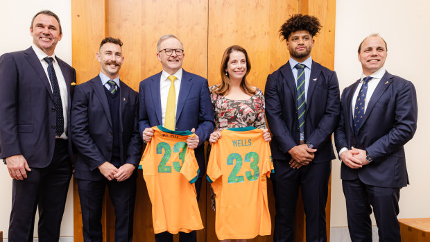 Rugby Australia president Joe Roff, Nic White, Prime Minister Anthony Albanese, Sports Minister Annika Wells, Rob Valetini and Rugby Australia CEO Phil Waugh.