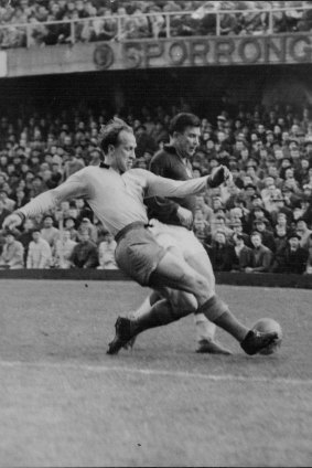 Sweden's Lennart Samuelsson (left) tries to take the ball from the Hungarian legend Ferenc Puskas, 1955.