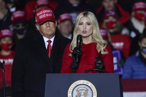 Ardından ABD başkanı Donald Trump, kızı Ivanka'nın 2020 seçimleri öncesinde bir mitingde konuşmasını izliyor.