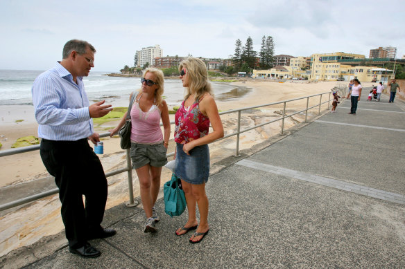 Scott Morrison, speaking with locals at Cronulla Beach in the lead up to the 2007 Federal Election