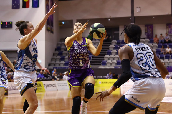 Tess Madgen drives to the basket during round 15. 