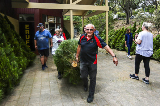Alan Steel from Eltham Rugby Club taking Christmas trees to cars.