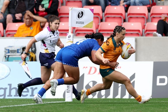 Desi Miller scoring a try against Samoa.