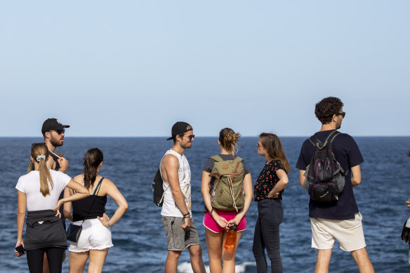 年轻人聚集在克劳夫利海滩周五尽管恳求self-isolate和呆在家里。